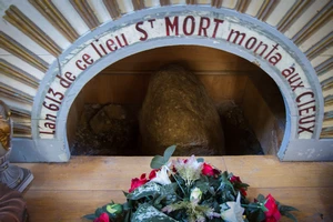 Saint-Mort, mégalithe