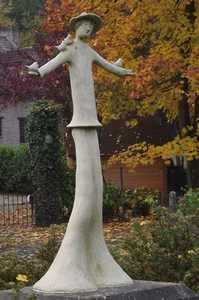 GR 579 : Piétrebais, statue de l'épouvantail aux oiseaux