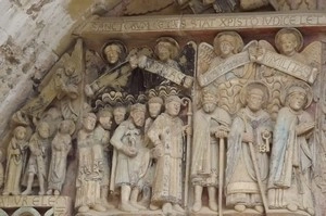 Conques : tympan de l'abbatiale, le peuple des élus avec la Vierge, Saint-Pierre, Dadon, Charlemagne