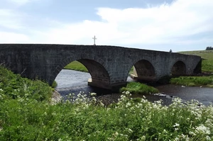 GR 65 entre Rieutort d'Aubrac et Nasbinals, pont romain sur le Bès