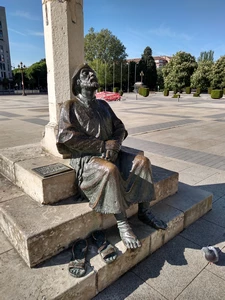 León, statue pèlerin (place San Marcos)