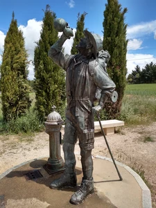 San Justo de la Vega, statue d’un pèlerin assoiffé