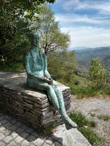 O Cebreiro, peregrina descansando