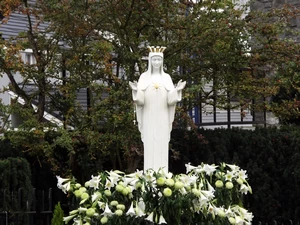 GR 126 : Beauraing, statue de la Vierge