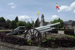 GR 14 : Transinne, canons autour du monument aux morts