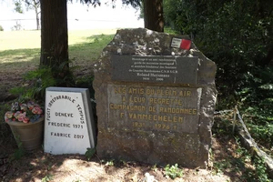 GR 15 : stèle Francis Vanmechelen et Roland Huysmans