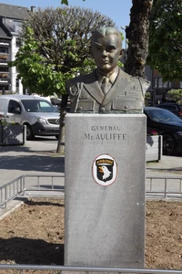 GR 15 : Bastogne, monument Mc Auliffe