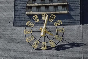 GR 5 : Vielsalm, horloge de l'église Saint-Gengoul