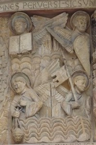 Conques : tympan de l'abbatiale, les anges entourant le Christ