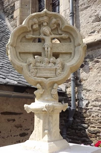 GR 65 : Estaing, croix du XVIe siècle