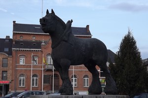 Streek-GR Groene Gordel : Sint-Kwintens-Lennik, statue du cheval de trait Prins