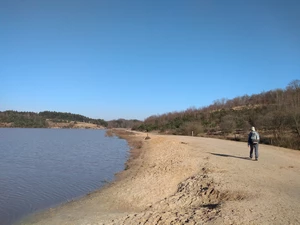 Streek-GR Limburgse Mijnen dans la réserve Mechelse Heide, ancienne carrière de sable