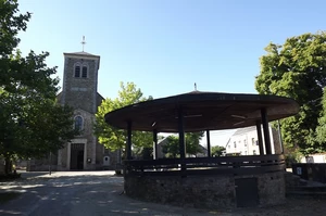 GR 57 : Érezée, église Saint-Laurent et kiosque