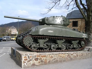 GR 57 : char américain à La Roche-en-Ardenne