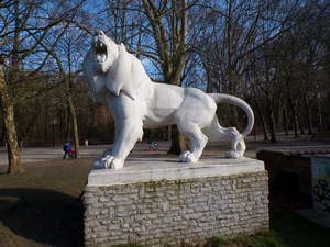 Parc Malou, Lion rugissant
